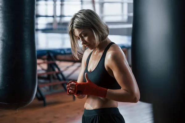 Boxeadora Prepararse Para Entrenamiento Gimnasio Mujer Rubia Adulta — Foto de Stock