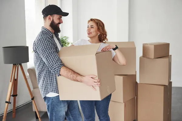 Gente Encantadora Sonriendo Una Pareja Feliz Nueva Casa Concepción Movimiento — Foto de Stock