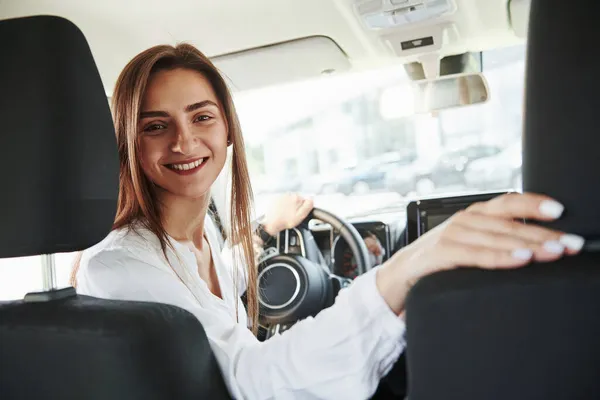 Conductora Alegre Está Coche Nuevo Interior Del Automóvil Moderno — Foto de Stock