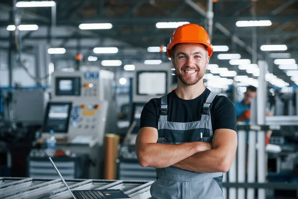 Lächelnder Und Glücklicher Mitarbeiter Industriearbeiter Einer Fabrik Junger Techniker Mit — Stockfoto