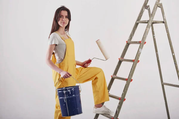 Services Repair Beautiful Brunette Yellow Uniform Blue Colored Bucket Stands — Stock Photo, Image