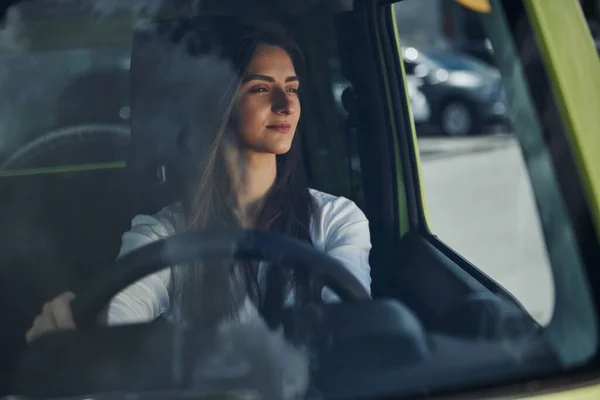 Vista Frontal Mulher Que Dirige Carro Novo Moderno Cidade — Fotografia de Stock