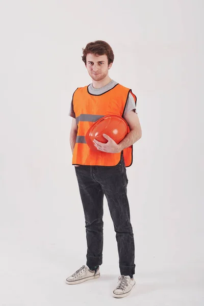 Voor Het Werk Man Oranje Uniform Staat Tegen Witte Achtergrond — Stockfoto