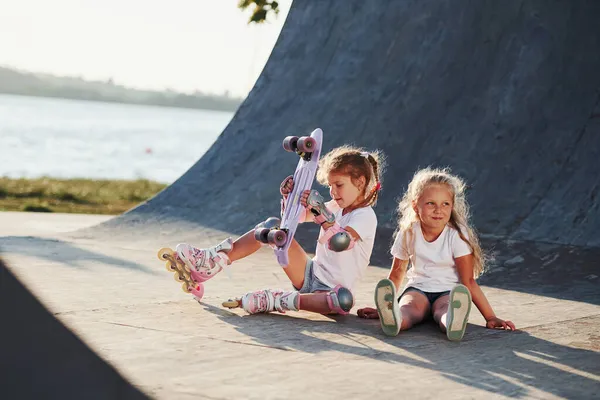 Kipróbálom Korcsolyát Két Aranyos Női Gyerek Szórakozik Kint Parkban — Stock Fotó