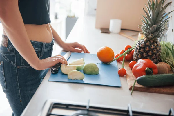 Vruchten Tafel Van Dichtbij Gezien Meisje Moderne Keuken Thuis Haar — Stockfoto