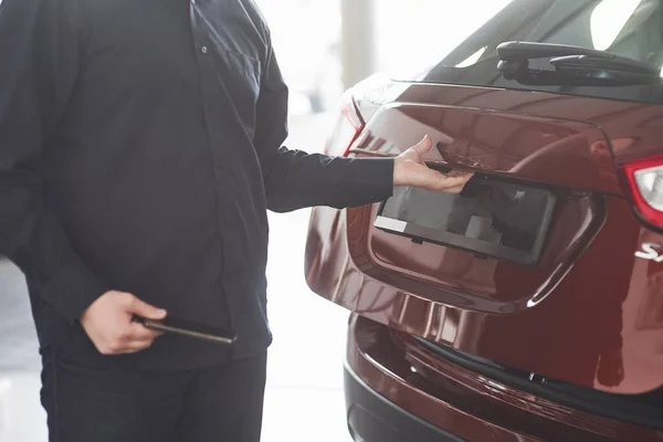 Bakre Delen Fordonet Mannen Officiella Kläder Står Nära Sin Nya — Stockfoto