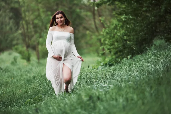 Aller Avant Sourire Belle Femme Enceinte Robe Ont Une Promenade — Photo