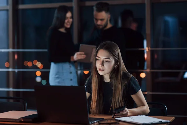 Snygg Blondin Använder Laptop Teamet Unga Affärsmän Arbetar Med Sitt — Stockfoto