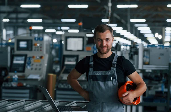 Industriearbeiter Einer Fabrik Junger Techniker Mit Orangefarbenem Hut — Stockfoto