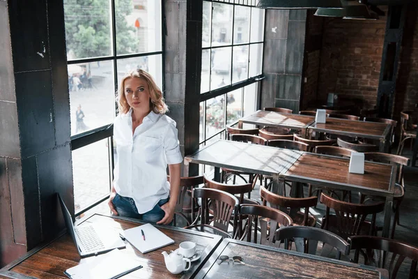 Olhar Confiante Empresária Com Cabelo Louro Encaracolado Dentro Casa Café — Fotografia de Stock