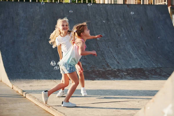 Spaß Mit Blasen Freizeitgestaltung Zwei Kleine Mädchen Haben Spaß Park — Stockfoto