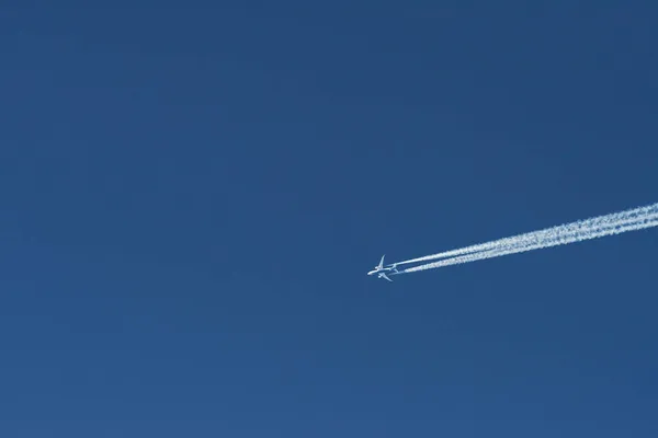 Avión Moderno Volando Alto Cielo Azul Día Soleado Velocidad Energía —  Fotos de Stock