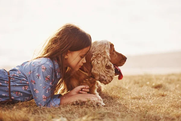 Тепло Тихо Милая Маленькая Девочка Гуляет Собакой Свежем Воздухе Солнечный — стоковое фото