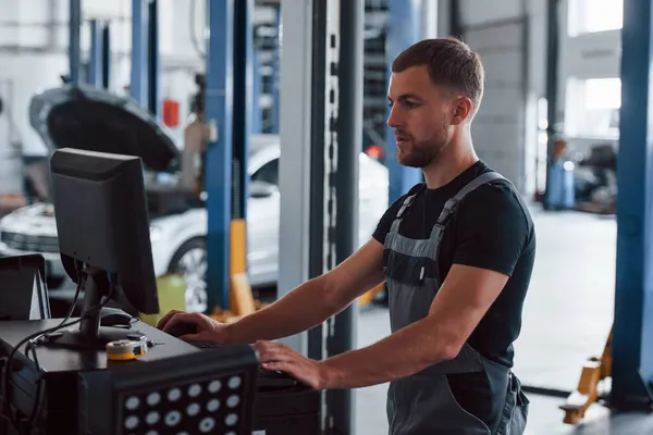 Las Tecnologías Simplifican Vida Hombre Taller Uniforme Uso Computadora Para — Foto de Stock