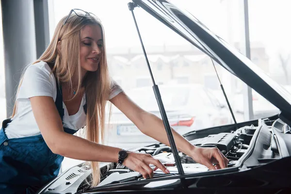 Work Your Passion Lovely Job Car Addicted Woman Repairs Black — Stock Photo, Image