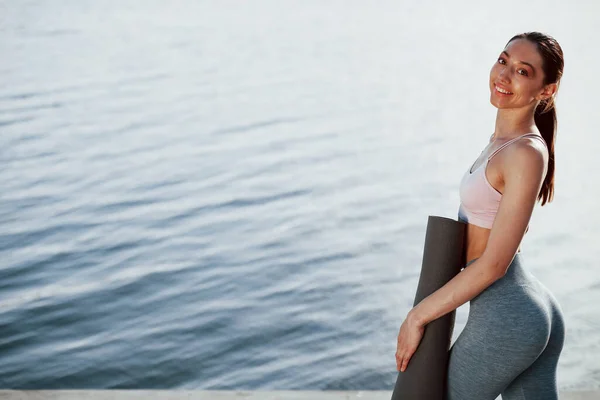 Chica Amigable Sonriendo Chica Ropa Deportiva Levanta Contra Agua Fondo — Foto de Stock