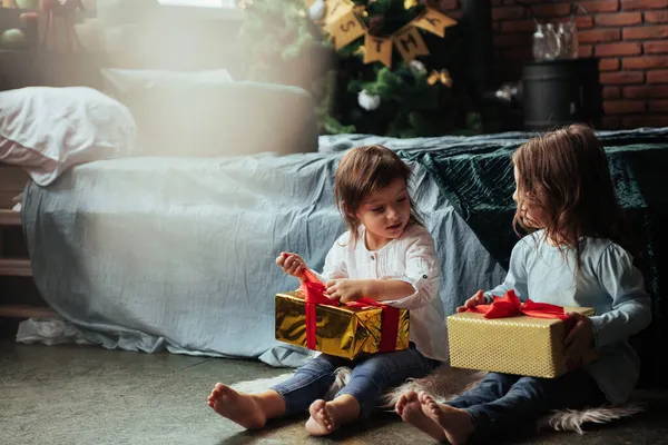 Önce Kutumu Açacağım Noel Tatili Yatağın Yanındaki Güzel Odada Oturan — Stok fotoğraf