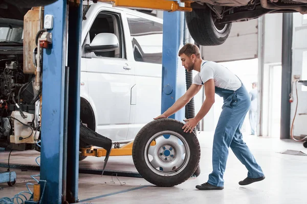 Rueda Rodante Empleado Uniforme Color Azul Trabaja Salón Automóviles — Foto de Stock