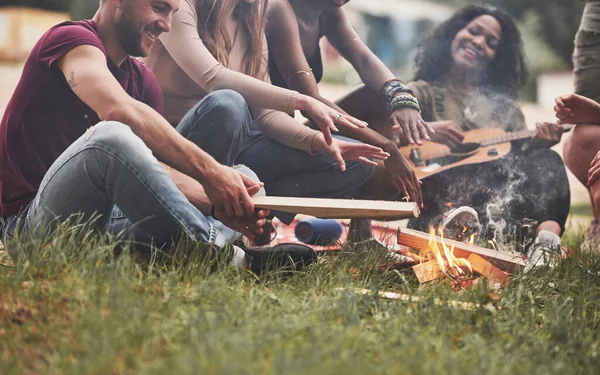 Feeling Free Group People Have Picnic Beach Friends Have Fun — Stockfoto