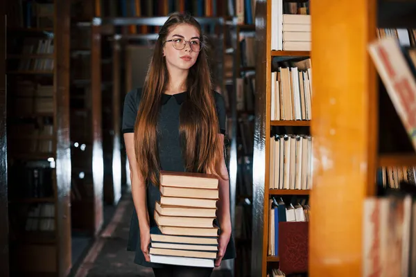 Muita Informação Nesse Livro Que Está Nas Mãos Estudante Feminina — Fotografia de Stock