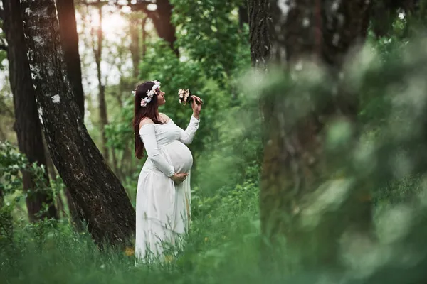 Zonlicht Bloemen Mooie Zwangere Vrouw Jurk Hebben Een Wandeling Buiten — Stockfoto