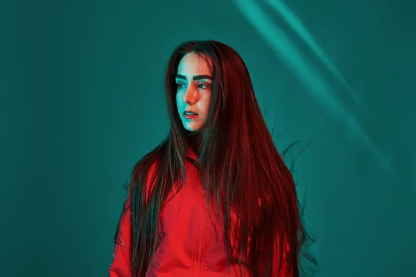 Nastolatek Studio Neonowym Światłem Portret Pięknej Młodej Dziewczyny — Zdjęcie stockowe