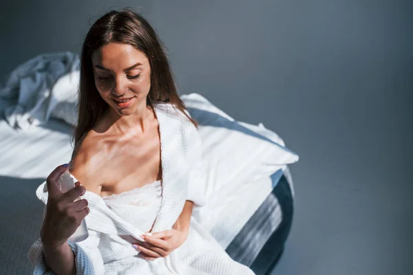 Parfum Gebruiken Portret Van Een Mooie Brunette Witte Kleren Die — Stockfoto