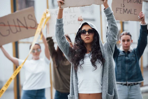 Napszemüvegben Csuklyában Feminista Nők Egy Csoportja Tiltakozik Szabadtéri Jogaikért — Stock Fotó