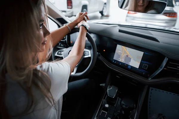 Waiting Manager Girl Modern Car Salon Daytime Indoors Buying New — Stock Photo, Image