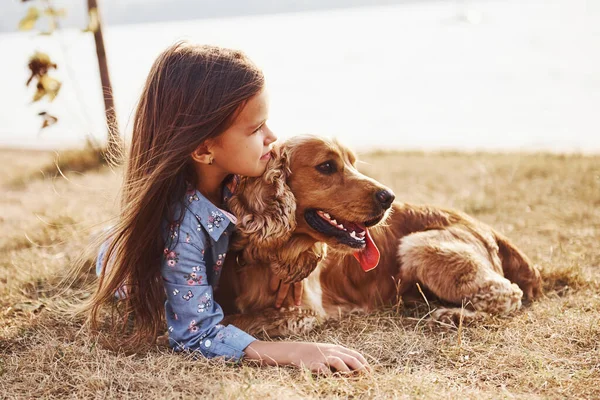 Rusten Bij Het Meer Schattig Klein Meisje Hebben Een Wandeling — Stockfoto