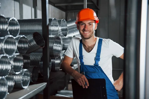 Sorridi Con Denti Uomo Uniforme Lavora Alla Produzione Tecnologia Industriale — Foto Stock