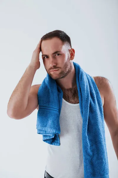 Een Mannelijk Model Dat Voor Zichzelf Zorgt Man Met Blauwe — Stockfoto