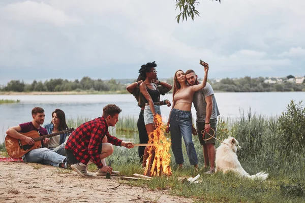 Cieszymy Się Naturą Grupa Ludzi Organizuje Piknik Plaży Przyjaciele Bawcie — Zdjęcie stockowe