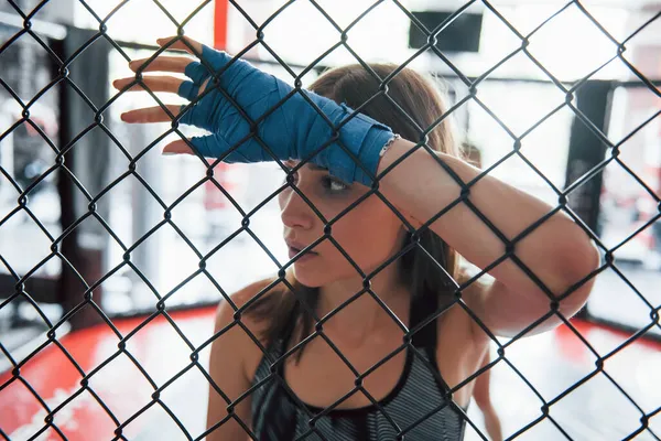 Tomando Descanso Deportista Del Ring Boxeo Hace Ejercicio Apoyado Valla — Foto de Stock