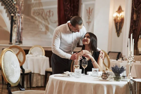 Mooi Koppel Hebben Romantisch Diner Luxe Restaurant Avonds Tijd — Stockfoto