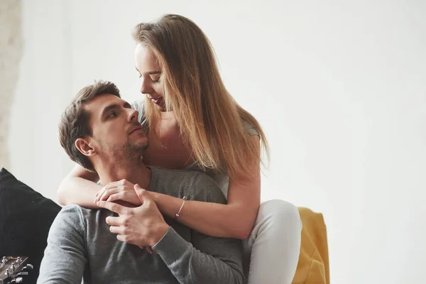 Mirándonos Uno Otro Pareja Feliz Relajándose Sofá Amarillo Sala Estar —  Fotos de Stock