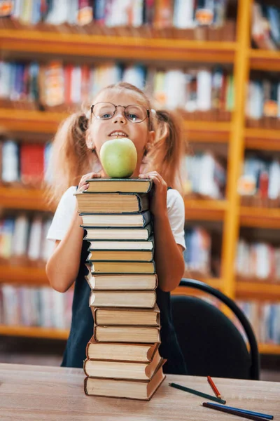 Jolie Petite Fille Avec Des Nattes Est Dans Bibliothèque Apple — Photo