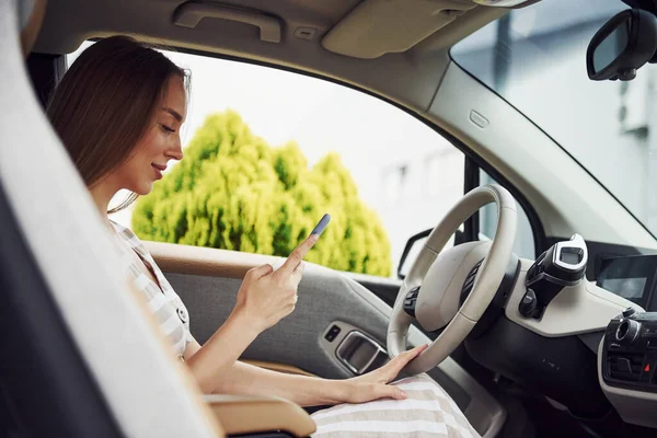 Smartphone Hands Female Driver Modern Automobile Testing Brand New Car — Stock Photo, Image