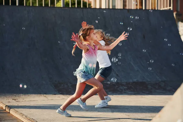 Spaß Mit Blasen Freizeitgestaltung Zwei Kleine Mädchen Haben Spaß Park — Stockfoto