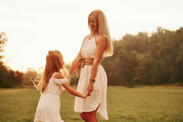 Fim Semana Vamos Dançar Mãe Filha Desfrutando Fim Semana Juntos — Fotografia de Stock