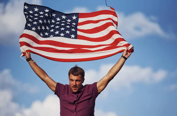 Патріотичний Щасливий Чоловік Махає Американським Прапором Проти Хмарного Блакитного Неба — стокове фото
