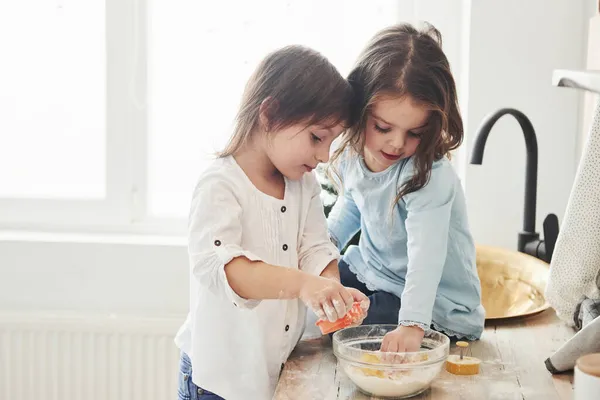 Raczej Tak Się Bawią Przedszkolaki Uczą Się Gotować Mąką Białej — Zdjęcie stockowe