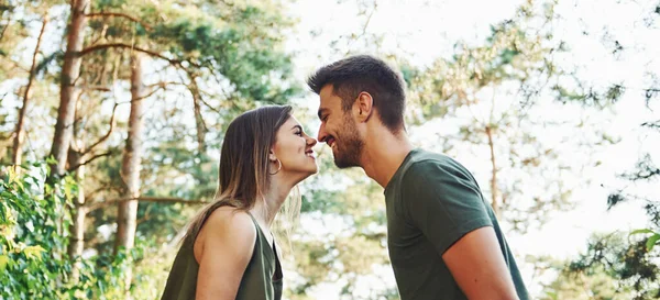 Vue Latérale Beau Jeune Couple Passer Bon Moment Dans Forêt — Photo