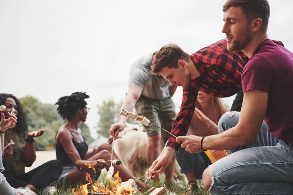 Does Tastes Nice Group People Have Picnic Beach Friends Have — Stockfoto