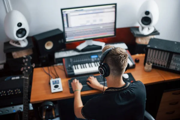 Engenheiro Som Fones Ouvido Trabalhando Misturando Música Dentro Casa Estúdio — Fotografia de Stock