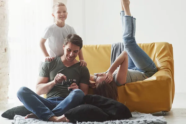 Bambino Sorridente Giovane Coppia Con Bambino Guardando Insieme Immagini Fatte — Foto Stock