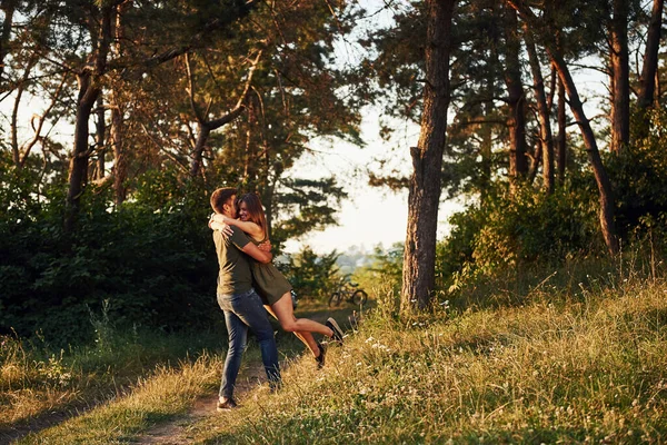 Beau Jeune Couple Passer Bon Moment Dans Forêt Jour — Photo