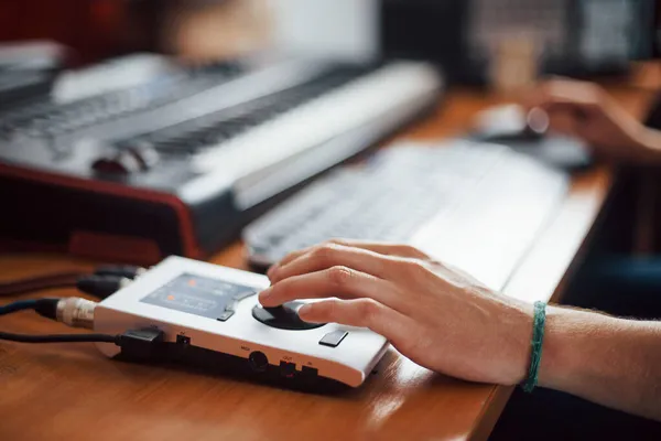 Feche Vew Mão Relação Engenheiro Som Trabalhando Misturando Música Dentro — Fotografia de Stock