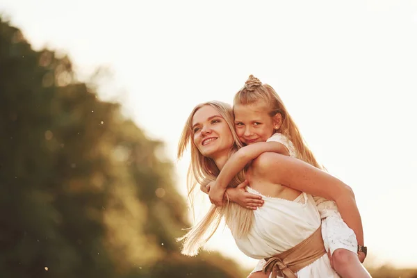 Cavalcare Una Donna Madre Figlia Godendo Fine Settimana Insieme Camminando — Foto Stock