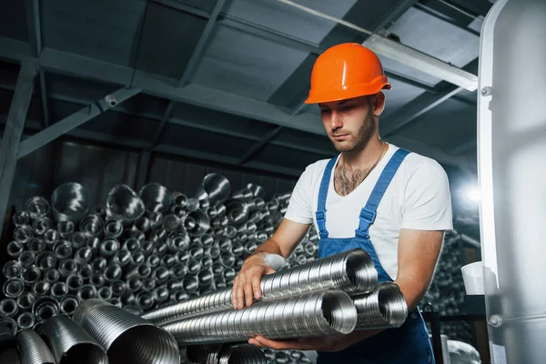 Prende Tubi Ventilazione Uomo Uniforme Lavora Alla Produzione Tecnologia Industriale — Foto Stock